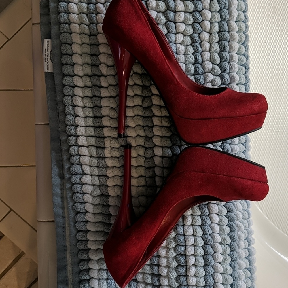 Size 8 red pumps